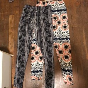 2 pairs of printed leggings